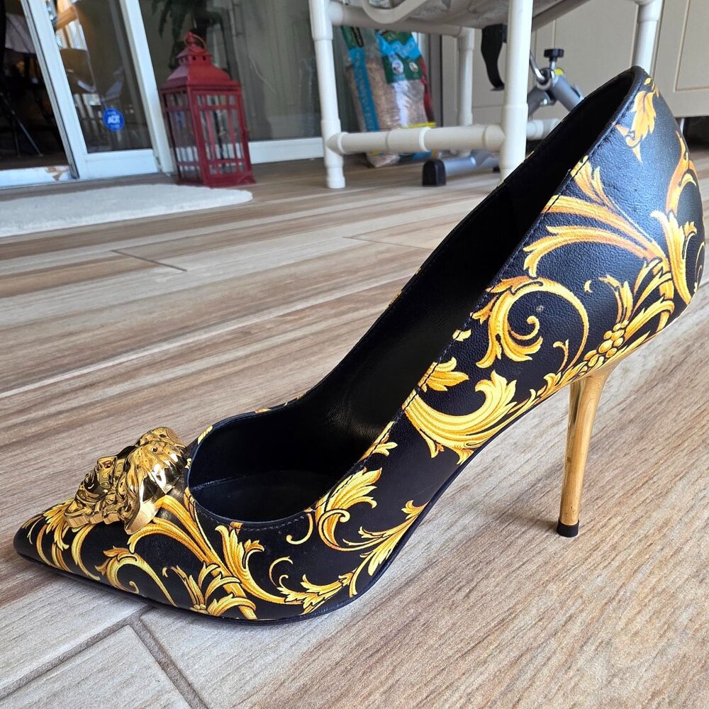 Versace Baroque Medusa Gold Emblem Gold Heel Stilleto Pumps Eur. 37